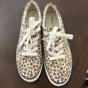 Tom’s cheetah print sneakers